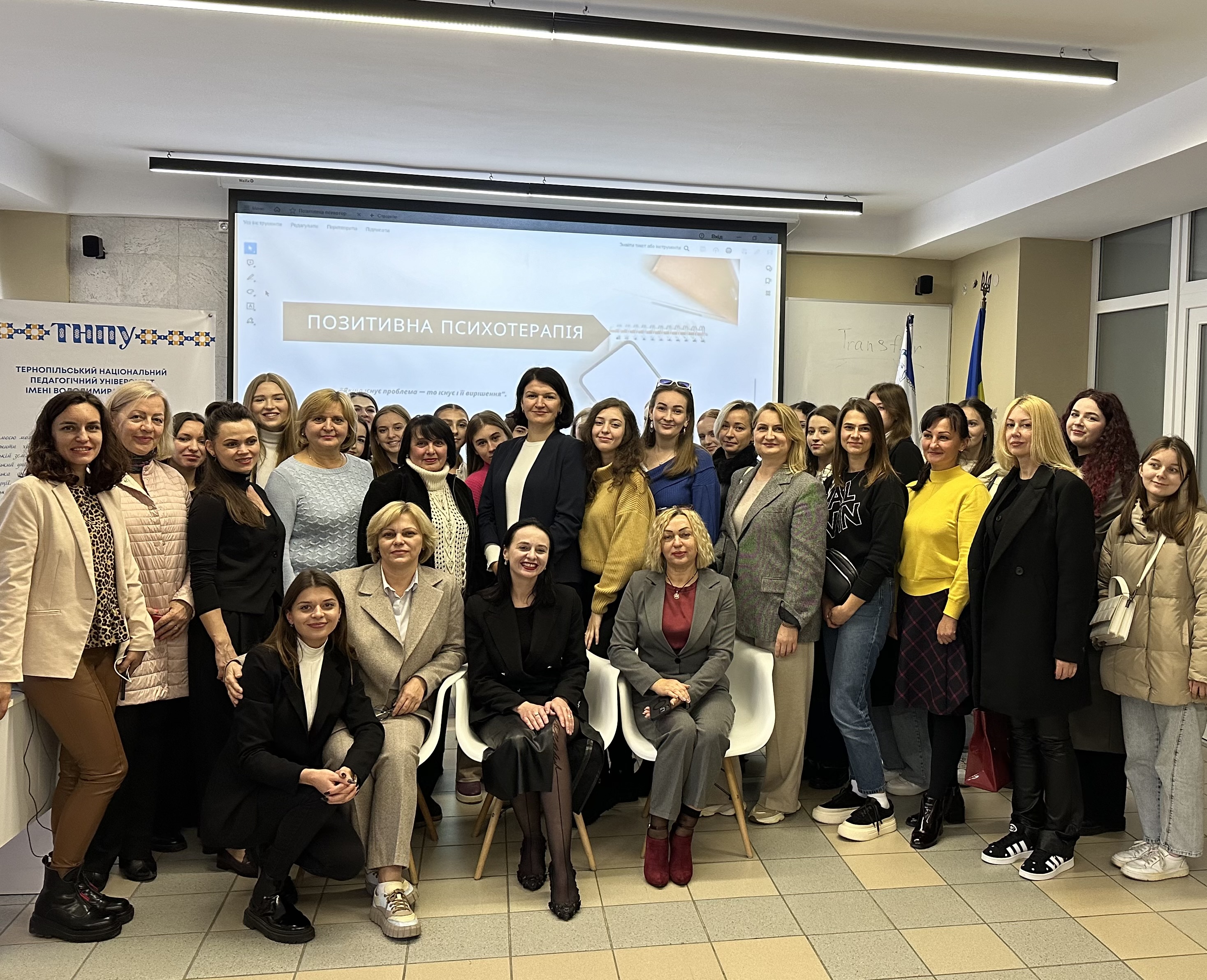 Олександра Ніздрань  з учасниками лекції